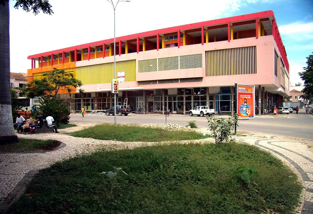 Fachada colorida do Mercado Municipal do Lobito