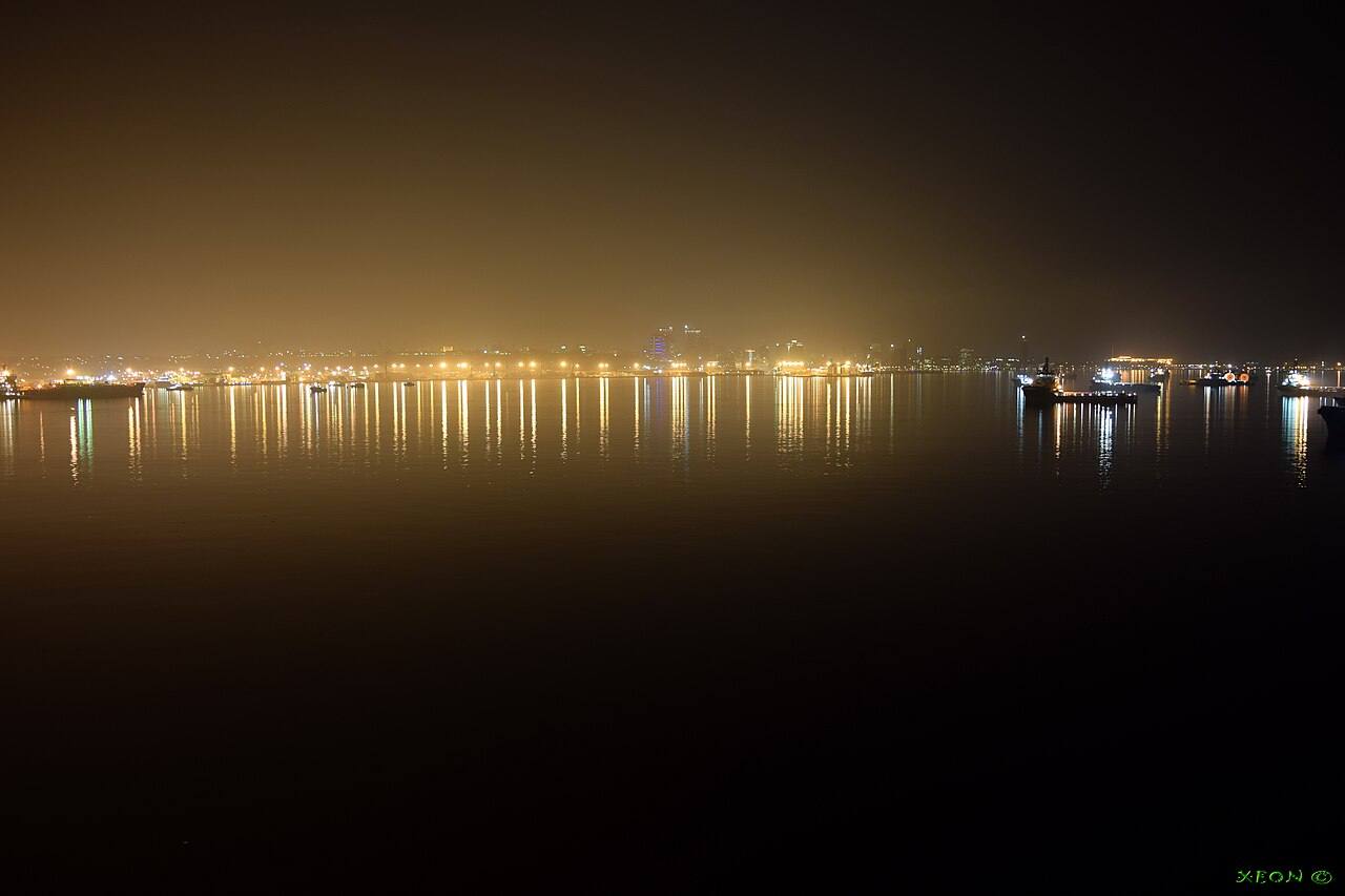 Luzes da cidade de Luanda reflectidas na baía à noite