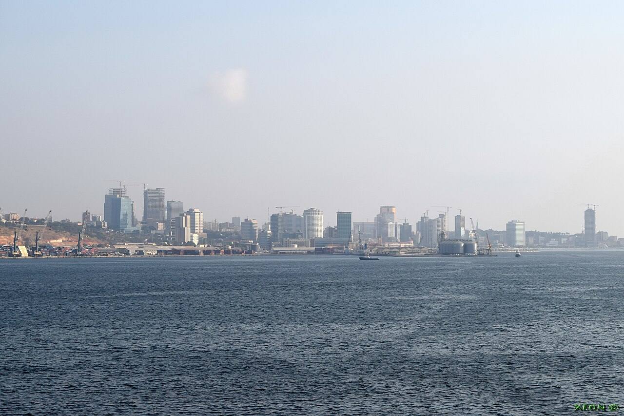 Edifícios altos da cidade de Luanda vistos da baía