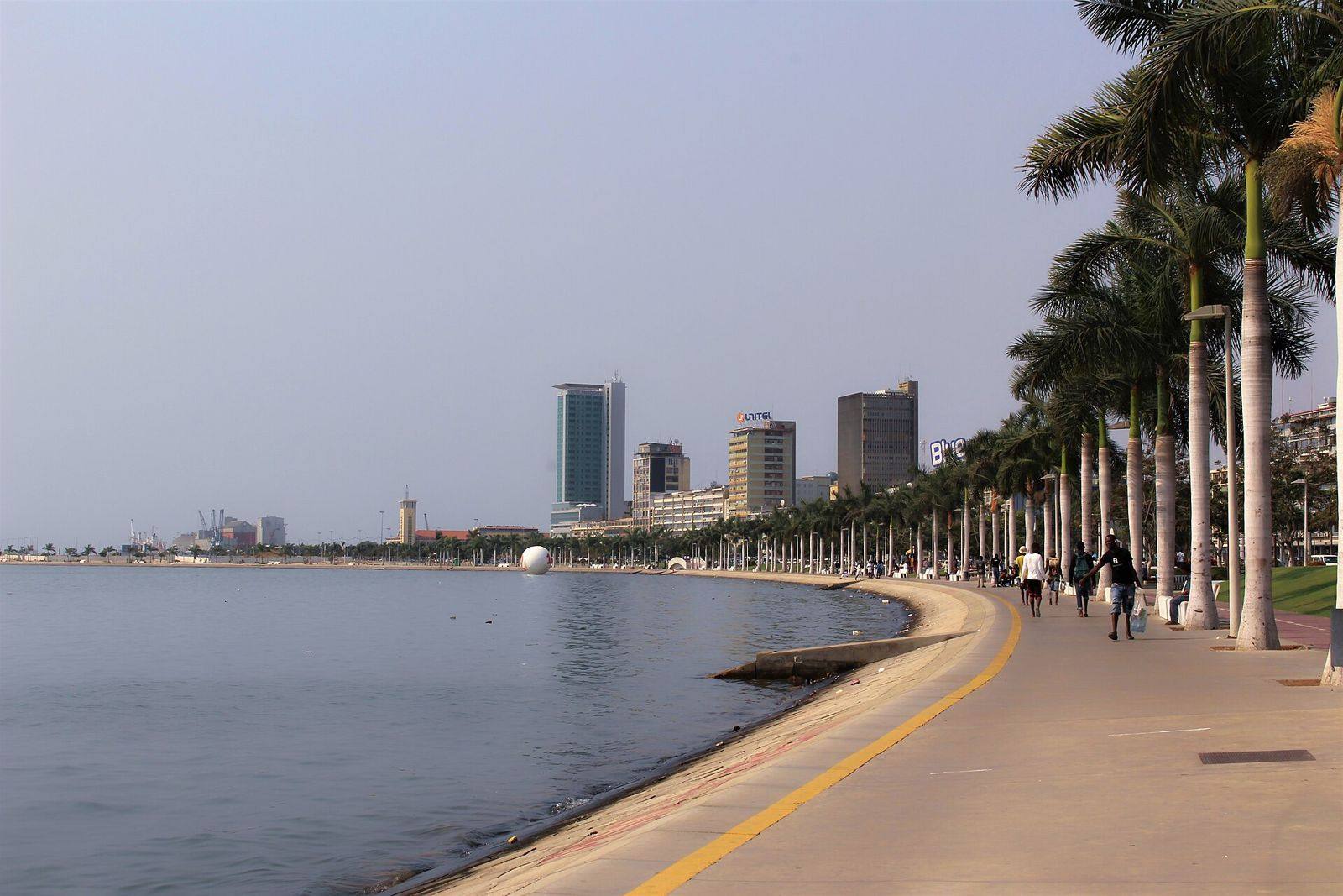 Marginal da baía de Luanda ladeada por palmeiras
