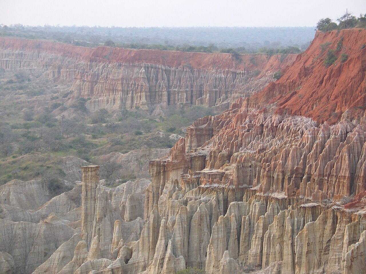 Escarpas erodidas vermelhas e ocres do Miradouro da Lua