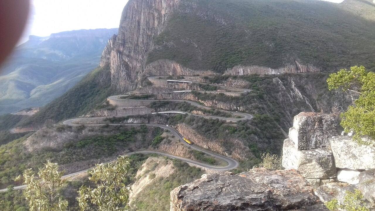 Estrada em serpentina na Serra da Leba, na Huíla, vista de um miradouro