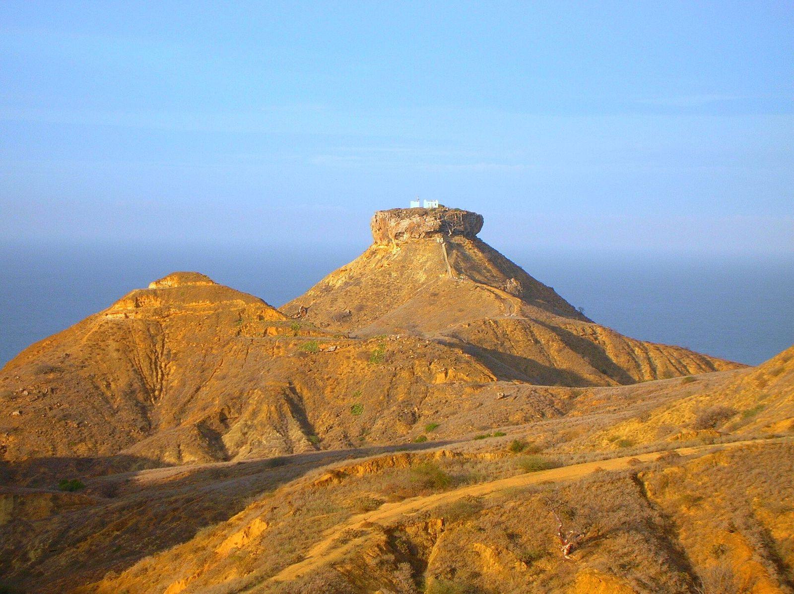 Colina em forma de chapéu sobre a costa da Caota, em Benguela