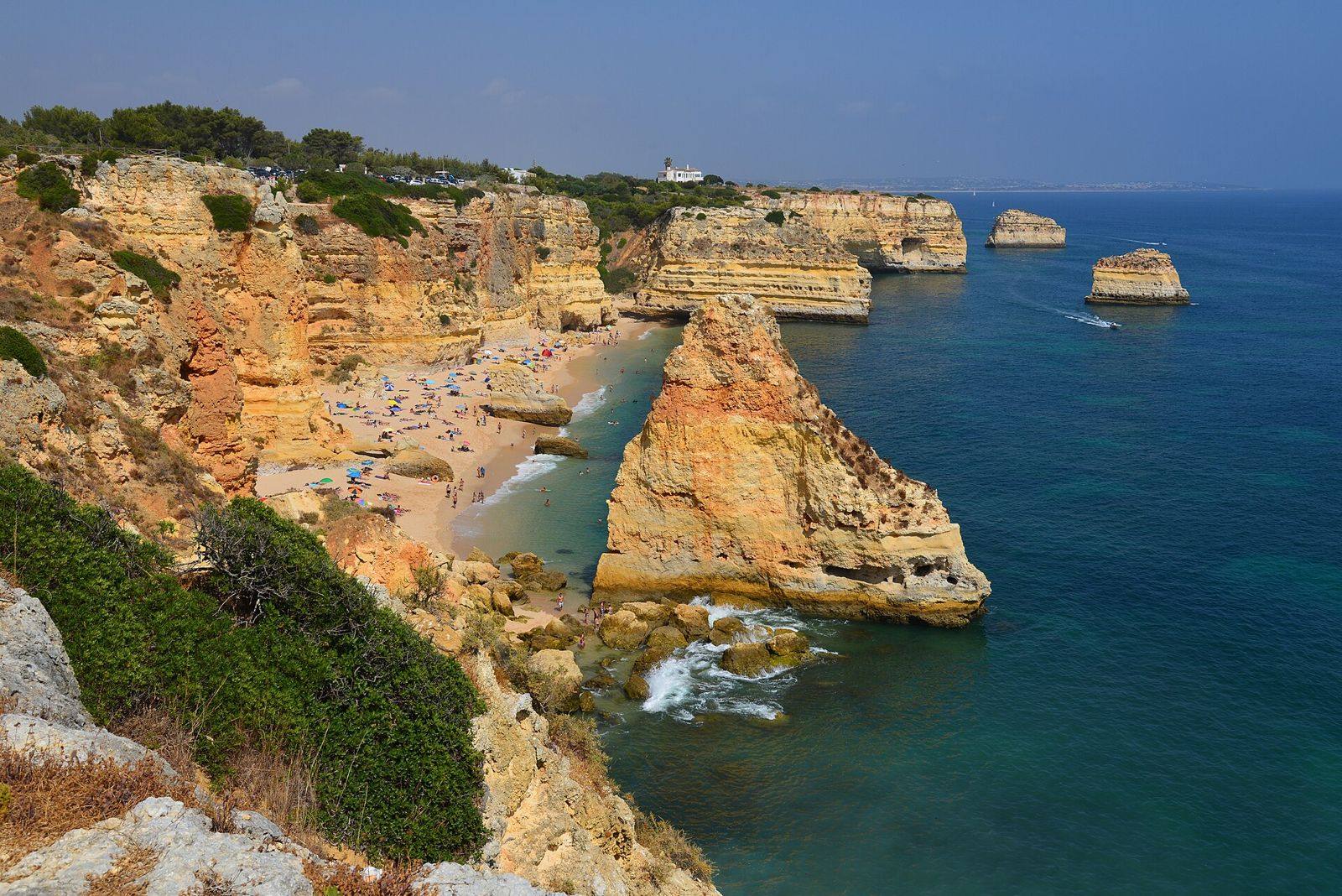 Falésias douradas e mar azul na Praia da Marinha, no Algarve