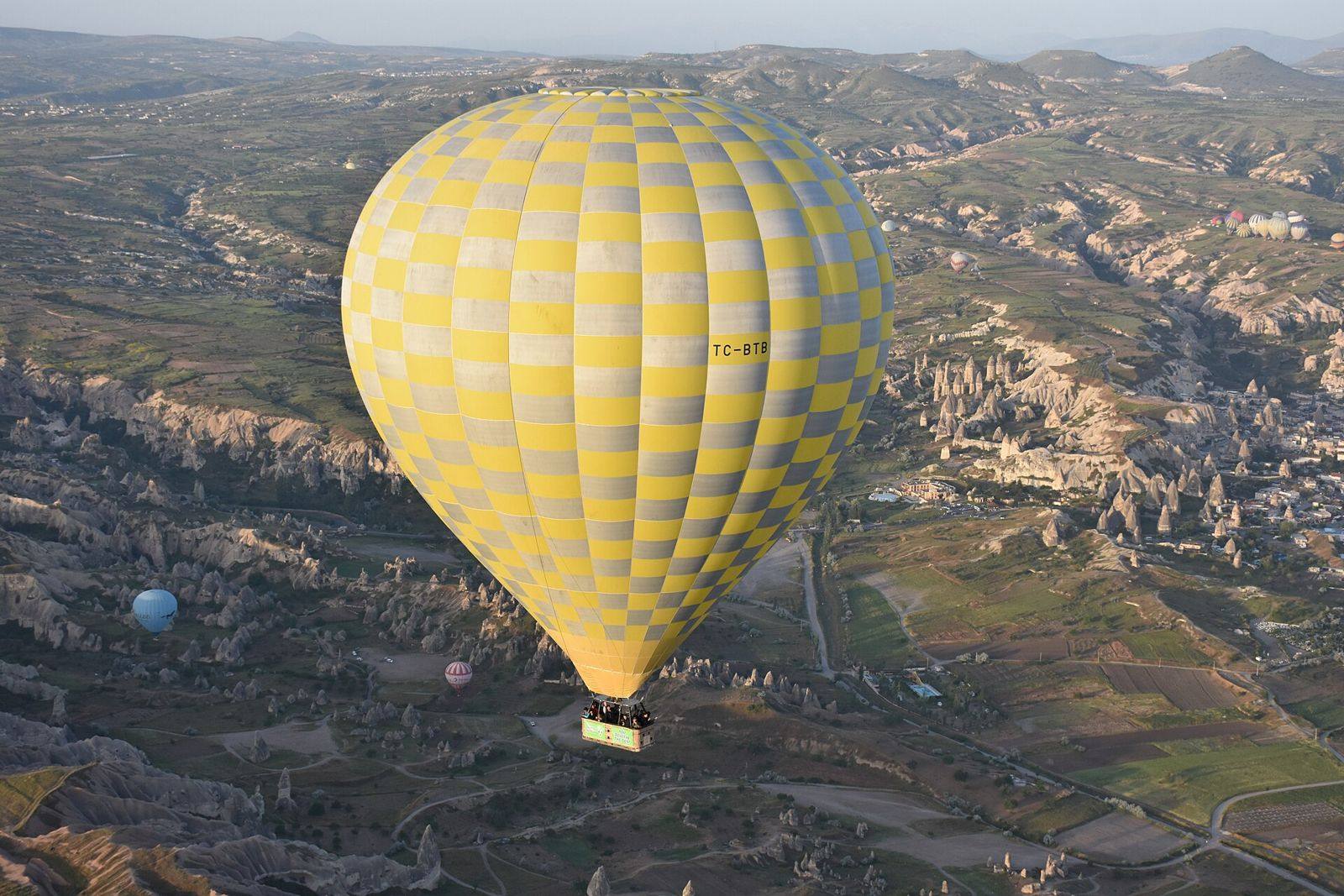 Balão de ar quente sobre a paisagem da Capadócia