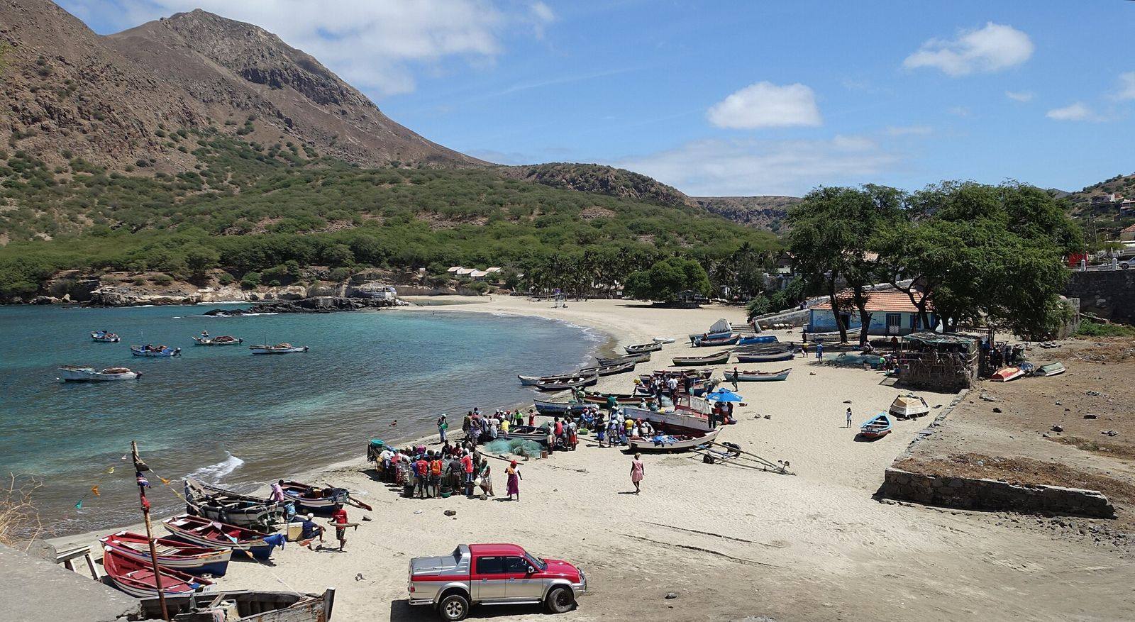 Baía de pesca do Tarrafal, em Cabo Verde, com barcos na praia