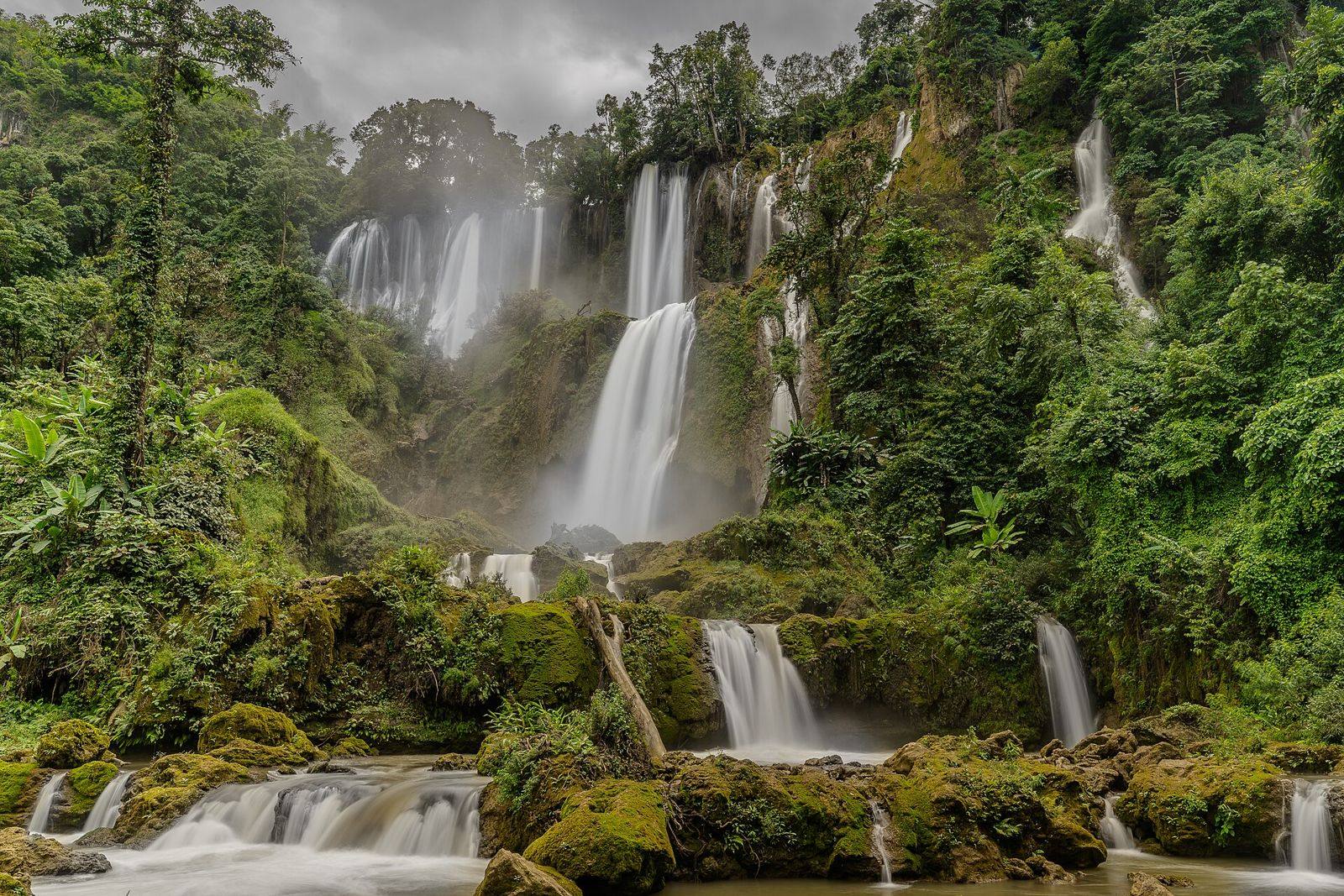 Cascata em floresta tropical, na Tailândia
