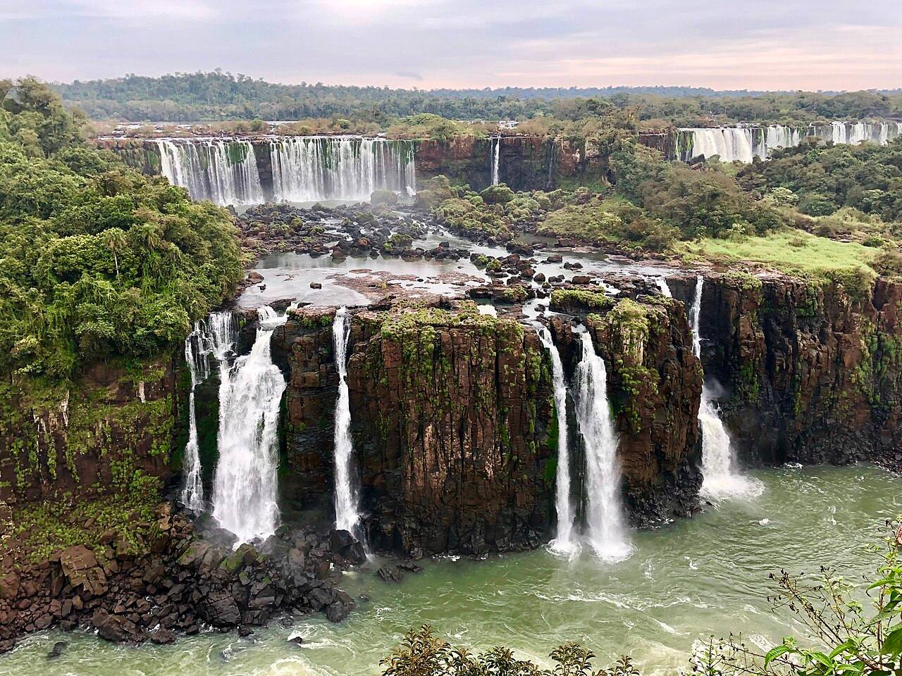 Cataratas do Iguaçu rodeadas de vegetação