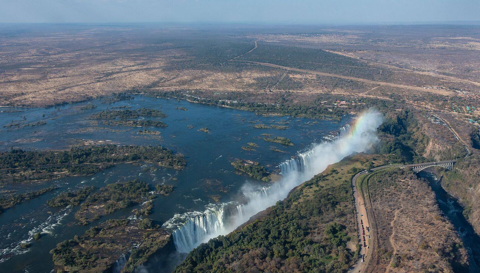 Vista aérea das Cataratas Vitória e do rio Zambeze