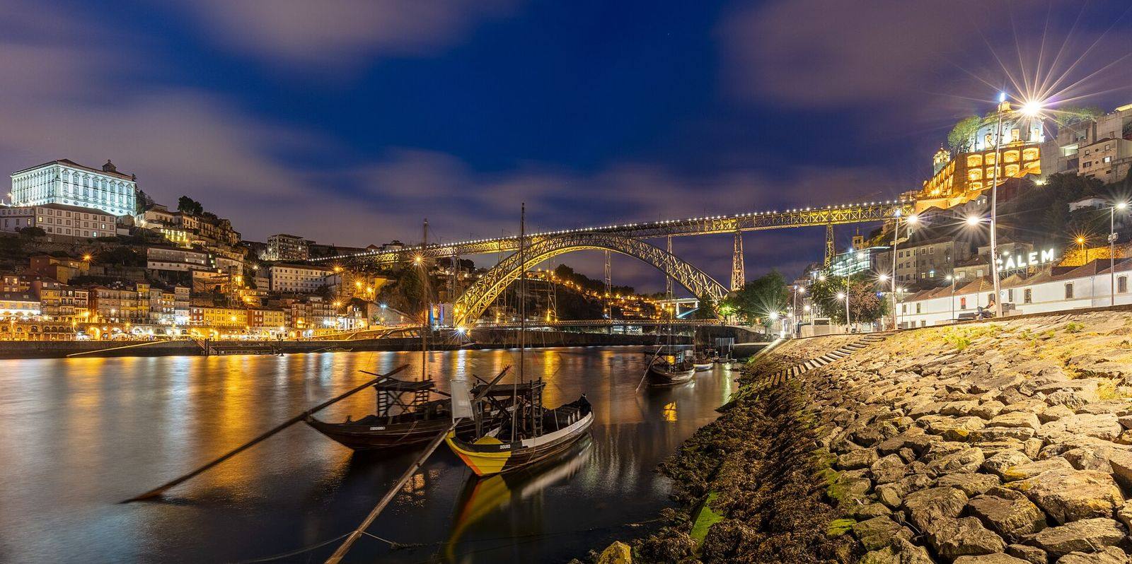 Ponte Luís I e a Ribeira do Porto iluminadas ao anoitecer