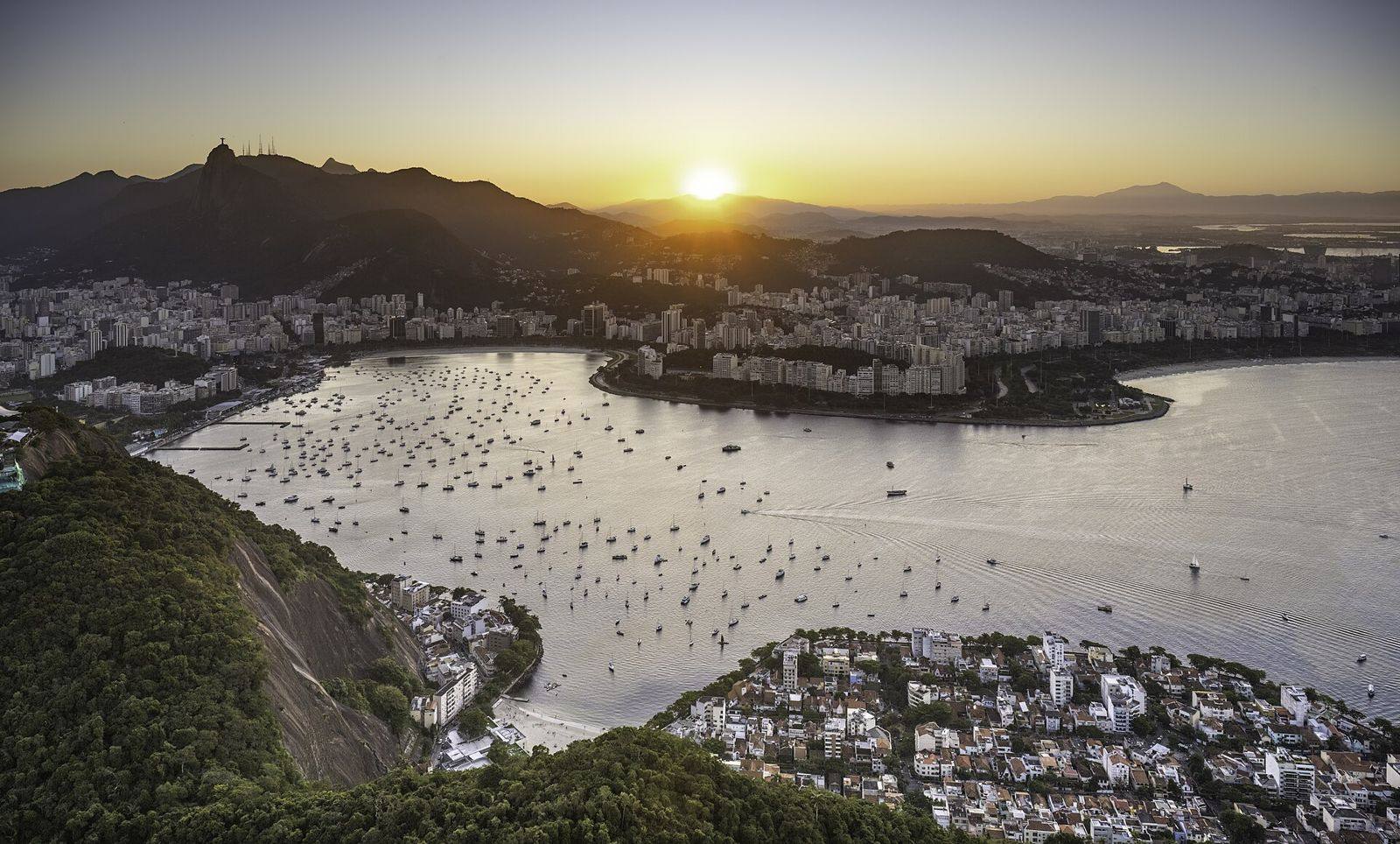 Baía de Botafogo e o Cristo Redentor ao pôr do sol, no Rio de Janeiro