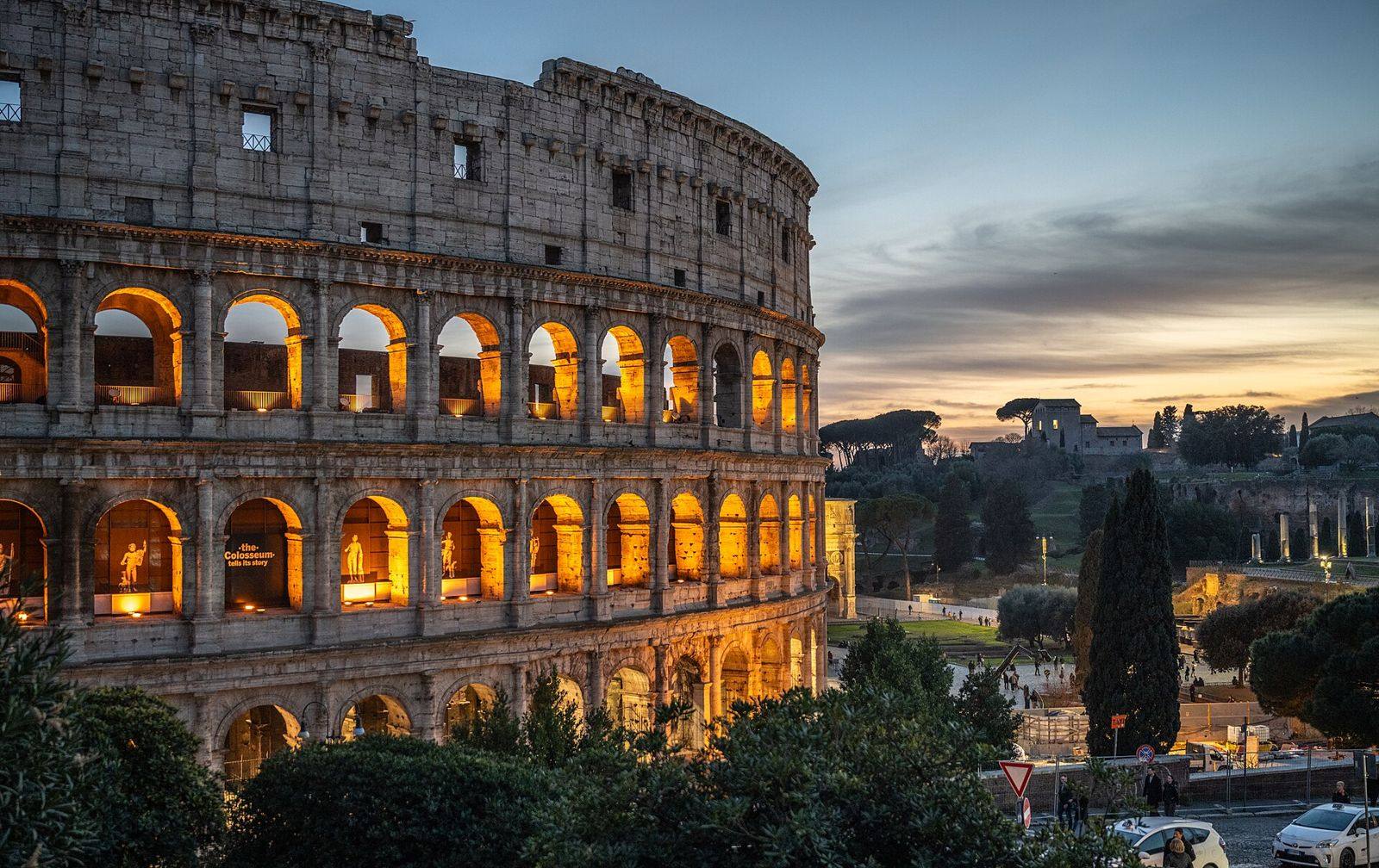 Coliseu de Roma iluminado ao crepúsculo