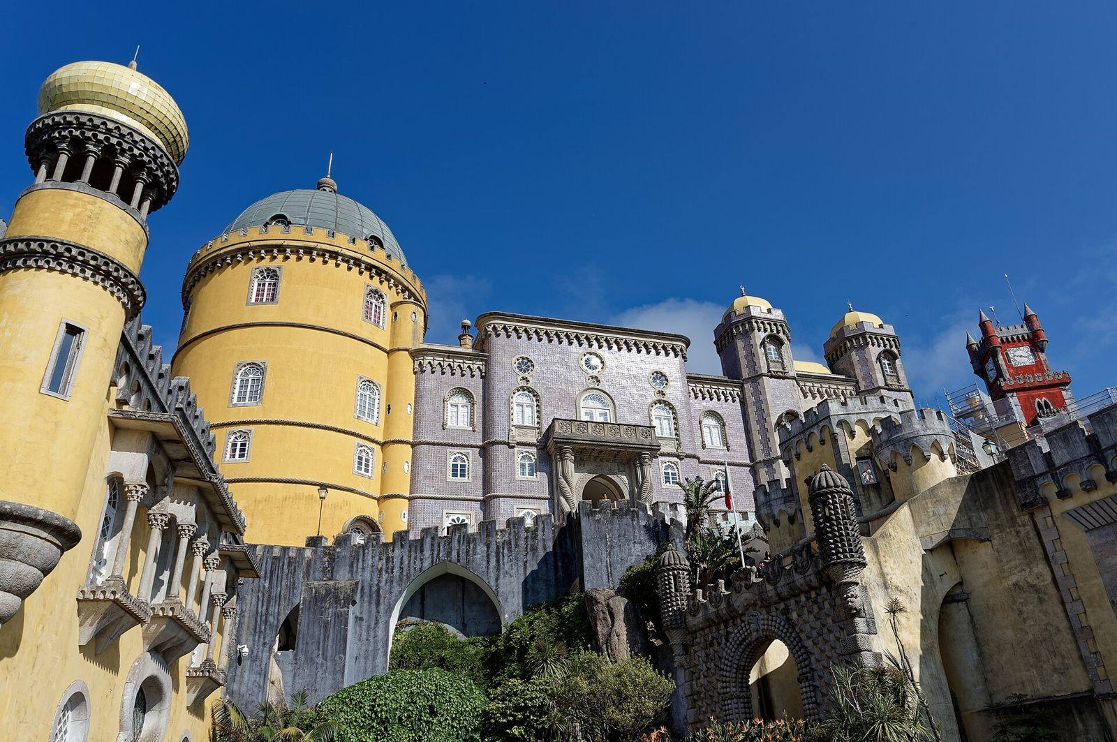 Palácio da Pena, amarelo e cinzento, em Sintra