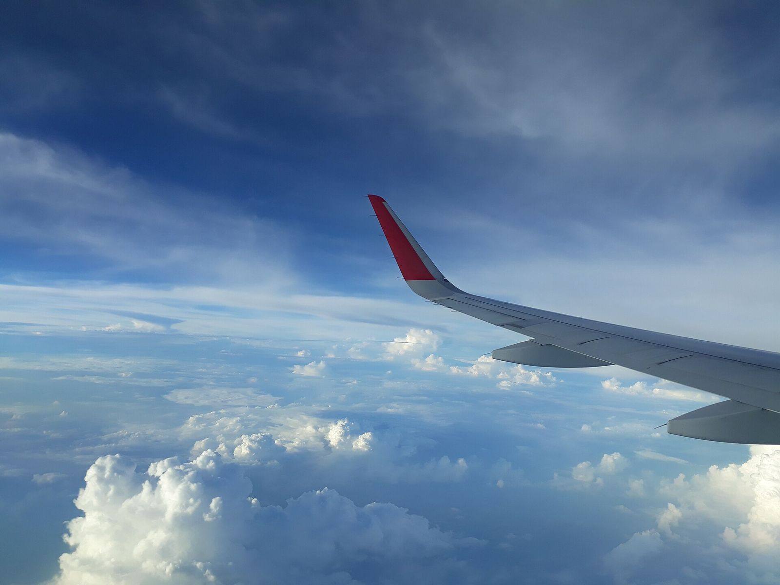Asa de avião sobre nuvens, vista da janela