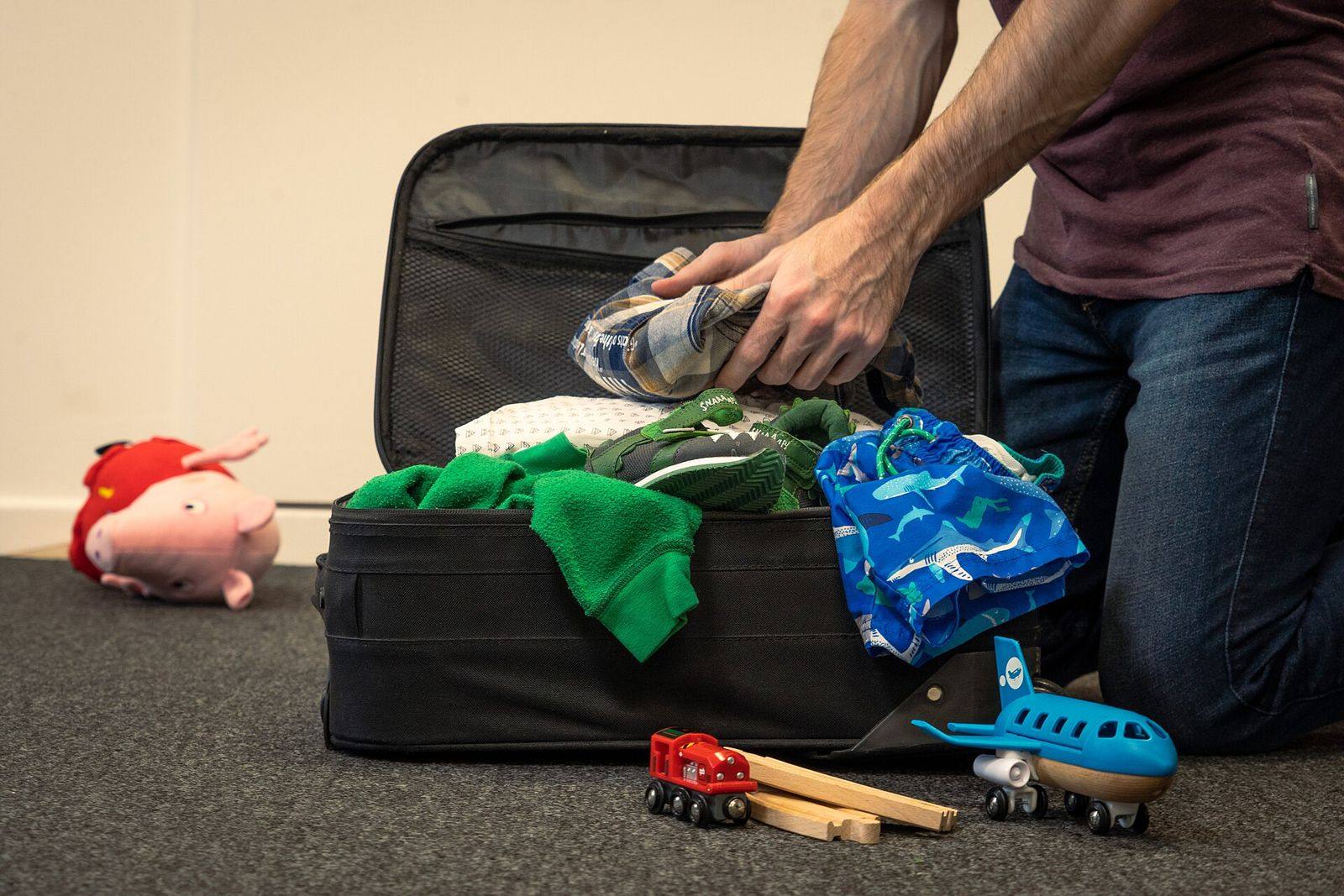 Preparação da mala de viagem em família