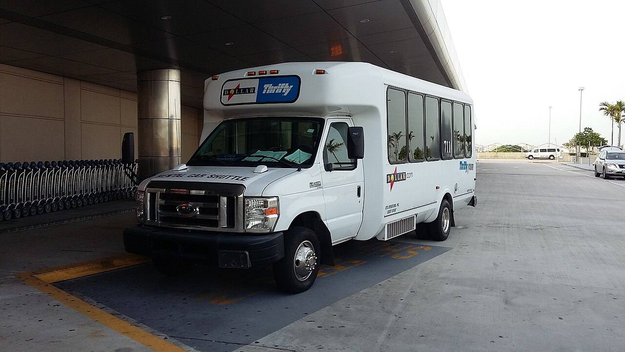 Autocarro de transfer junto a um terminal
