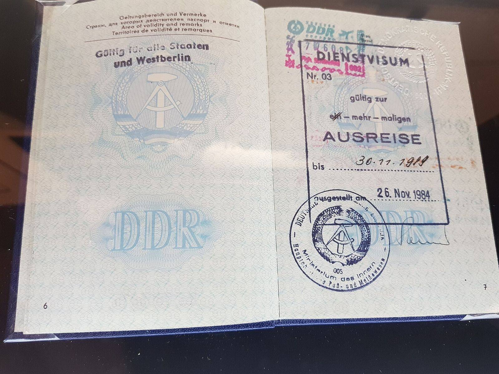 Passaporte aberto com carimbo de visto de saída